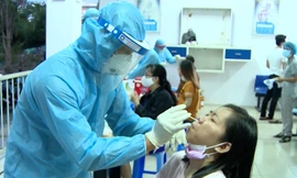 Lấy mẫu xét nghiệm COVID-19 đối với hàng nghìn công nhân ở TPHCM