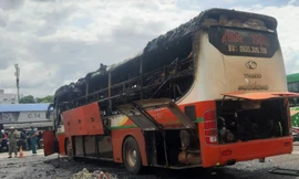 Xe khách cháy rụi khi đang đậu.