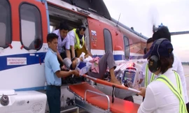 Tổ bay đưa bệnh nhân về Tân Sơn Nhất để chuyển vào Bệnh viện Quân y 75 điều trị.