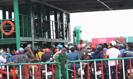 Chen chân qua phà Cát Lái trong ngày 'cách ly toàn xã hội'