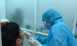 Nhân viên y tế lấy mẫu xét nghiệm cho người về từ Đà Nẵng.