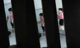 Thắng liên tục tát vào mặt, bóp cổ, đập đầu bé gái vào tường. Ảnh cắt từ clip.