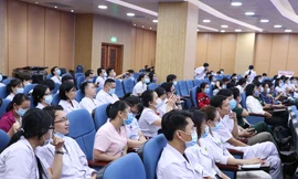 Rất đông nhân viên y tế từ nhiều địa phương tham gia buổi tập huấn.