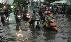 Đường ngập kinh hoàng sau mưa lớn, người Sài Gòn 'vật lộn' với dòng nước đẩy xe về nhà