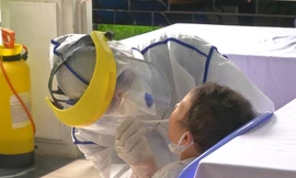 Cận cảnh quy trình lấy mẫu xét nghiệm COVID-19 với người về từ Đà Nẵng