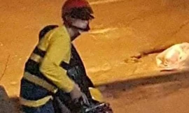 Thanh niên mở cốp xe lấy vật giống dao uy hiếp cô cái.