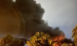 Khói lửa bốc lên nghi ngút tại hiện trường.