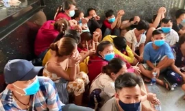 Hàng chục con bạc bị bắt quả tang khi đang tập trung sát phạt trong ngày giãn cách xã hội.