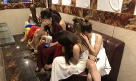 Nữ nhân viên mặc hở hang phục vụ khách trong quán karaoke.