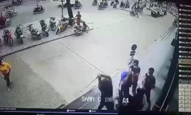 Hỗn chiến trước trung tâm thương mại, thanh niên bị súng bắn trúng đầu