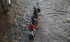 Triều cường dâng cao, đường phố Sài Gòn ngập sâu chiều cuối tuần