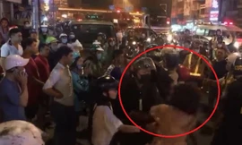 Cô gái giằng co, cắn tay Cảnh sát cơ động (ảnh cắt từ Clip).