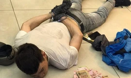 Tên trộm bị bắt cùng nhiều tài sản.