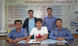 Đoàn tiếp viên trả lại tiền cho hành khách để quên.