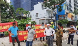 Hàng chục công nhân Lithaco căng băng rôn phản đối Cty GS E&C.