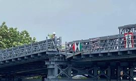 Nhịp cầu sắt bị tông lệch.