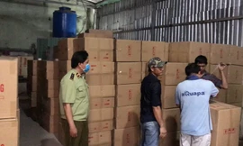 Lực lượng chức năng kiểm tra lô hàng.