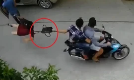 Hai tên cướp giật túi xách.