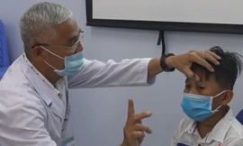 Bệnh nhi hồi phục thị lực sau gần 1 tuần được phẫu thuật.