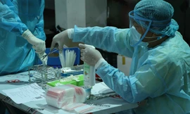 Lực lượng chức năng lấy mẫu xét nghiệm COVID-19 tại TPHCM.