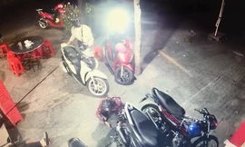 Hai thanh niên bẻ khóa trộm xe máy tại đám tang.
