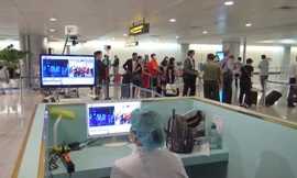 Kiểm dịch y tế quốc tế kiểm tra thân nhiệt hành khách tại ga quốc tế sân bay Tân Sơn Nhất.