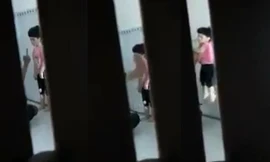 Thắng dùng tay túm cổ nhấc bổng bé gái lên tường.