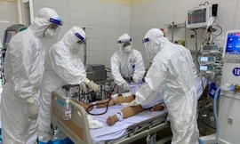 Tận mắt xem các bác sỹ điều trị bệnh nhân COVID-19 rất nặng ở Đà Nẵng 