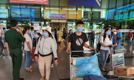 TPHCM đón nhiều chuyến bay giải toả khách khỏi 'điểm nóng' Đà Nẵng