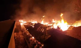 Công ty sản xuất nệm ở Sài Gòn chìm trong biển lửa