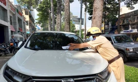 Ô tô dừng đỗ sai quy định sẽ được CSGT dán phiếu thông báo.
