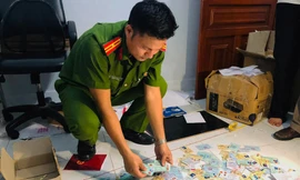 Nhiều loại giấy tờ giả bị thu giữ.