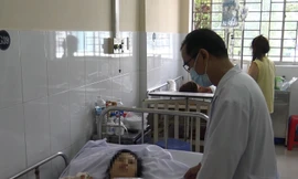 Bác sĩ chăm sóc bệnh nhân bị phỏng đang điều trị tại Bệnh viện Chợ Rẫy.