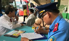 CSGT kiểm tra nồng độ cồn với tài xế xe khách trong bến xe Miền Đông.