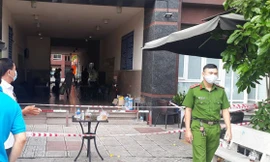 Lối ra vào chung cư bị phong tỏa.