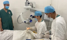 Các bác sĩ ghép giác mạc cho bệnh nhân.