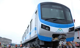 Cận cảnh toa tàu metro đầu tiên vào đường ray tại TP.HCM