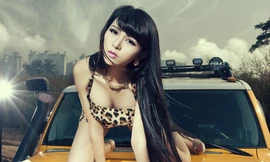 Bikini 'hổ báo' quyến rũ bên xe