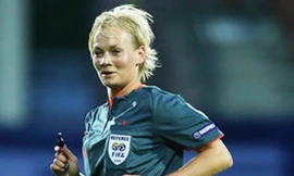 Trọng tài Bibiana từng tủi nhục trước hành vi lố lăng của..