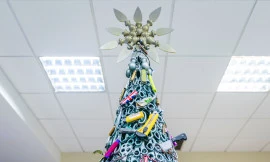 Cây thông độc đáo tại sân bay Litva.