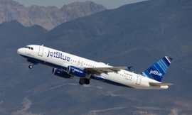 Nữ hành khachs trên máy bay của hãng JetBlue đã bị mời xuống máy bay.