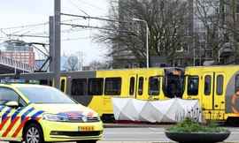 Hình ảnh từ camera cho thấy, cảnh sát Utrecht đã dựng lều trắng tại chỗ một người đang nằm cạnh tàu điện sau vụ xả súng.