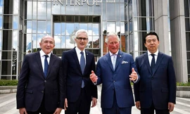 Ông Mạnh Hoành Vỹ (ngoài cùng bên phải) chụp ảnh cùng với Bộ trưởng Nội vụ Pháp (ngoài cùng bên trái) lúc còn là Giám đốc Interpol. 