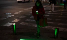 Thành phố Tel Aviv của Israel thí điểm lắp đèn LED zombia để giảm thiểu tai nạn đối với người đi bộ.