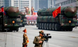 Tên lửa đạn đao xuyên lục địa ICBM Hwasong-15 được mang ra trình diễn ngày 15/4/2017 tại Bình Nhưỡng trong mít tinh kỷ niệm 105 ngày sinh của cố Chủ tịch Kim Nhật Thành. Ảnh: Getty Images.
