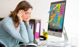 Nhân viên văn phòng làm việc nhiều với máy tính dễ bị mắc các bệnh về mắt. Ảnh minh họa.