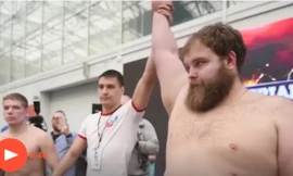 Kamotsky giành vô địch tại cuộc thi tát ở Siberian Power Show.