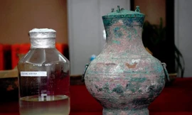 Chiêc bình tìm thấy trong ngôi mộ cổ được cho là chứa rượu thuốc bất tử.