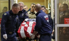 Thi thể của phó cảnh sát trưởng Ryan Thompson được đặt trong quan tài phủ cờ Mỹ và đưa ra khỏi bệnh viện ngày 20/3.