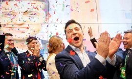 Diễn viên hài Volodymyr Zelenskiy đã giành được chiến thắng áp đảo trước đương kim tổng thống Poroshenko khi 99% số phiếu bầu đã được kiểm.